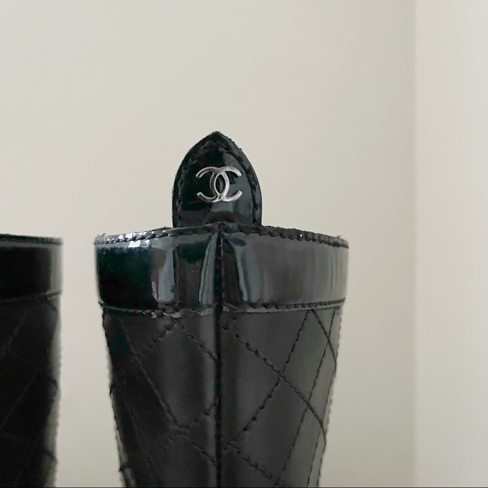 CHANEL black quilted Pull on Patent Leather boots - Picture 8 of 13